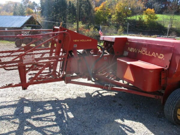 New Holland 311 with kicker - Image 2