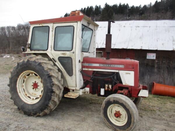IH 674  cab with heat