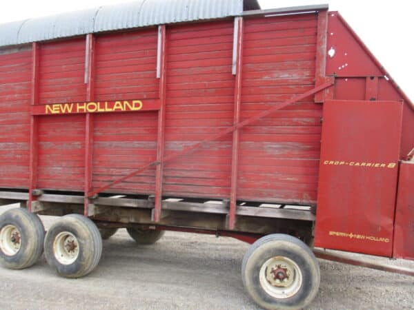 New Holland Crop carrier 8 forage box