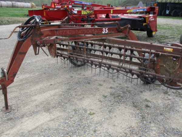IH 35 hay rake