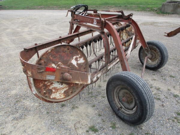 IH 35 hay rake - Image 2