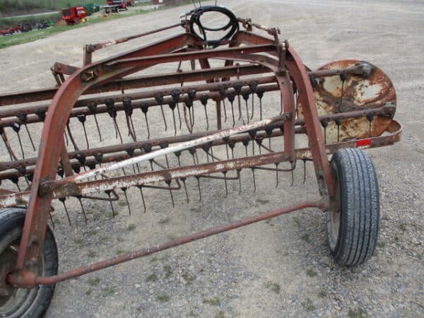 IH 35 hay rake - Image 3