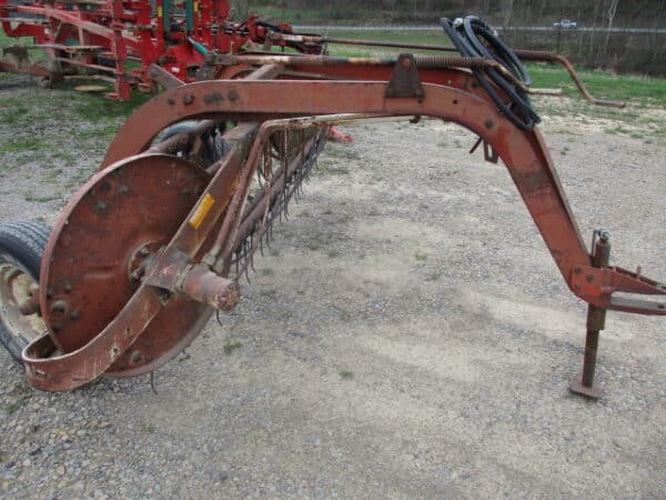 IH 35 hay rake - Image 4