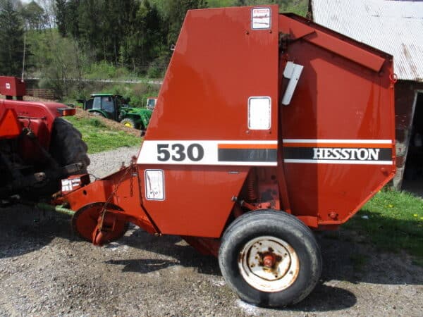 Hesston 530 round Baler