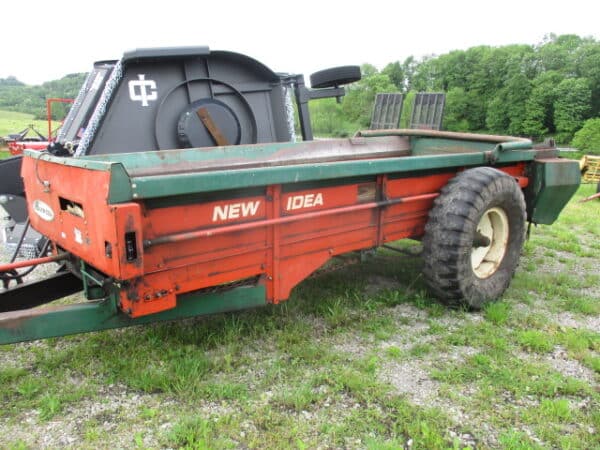 New Idea 217 Spreader
