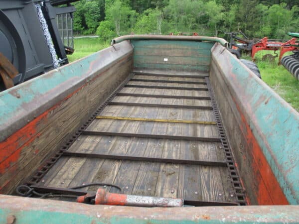 New Idea 217 Spreader - Image 2