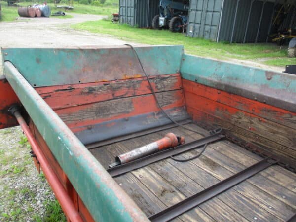 New Idea 217 Spreader - Image 3