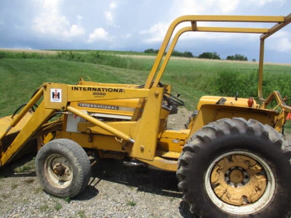 IH 2400 2wd loader