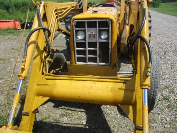 IH 2400 2wd loader - Image 8