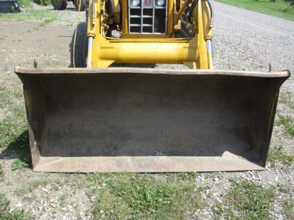 IH 2400 2wd loader - Image 7
