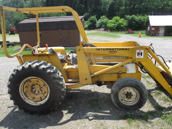 IH 2400 2wd loader - Image 6