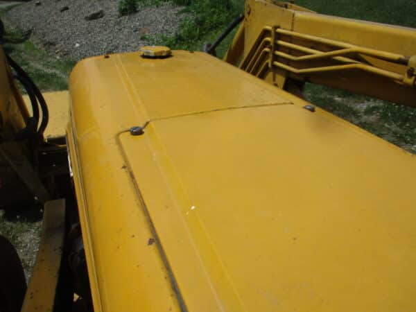 IH 2400 2wd loader - Image 3