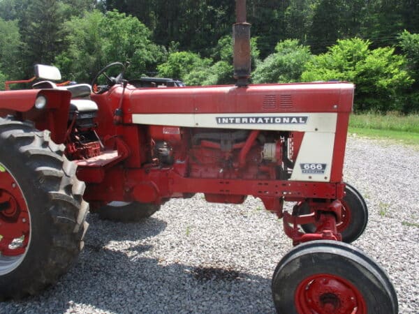 IH 666 2wd tractor - Image 6