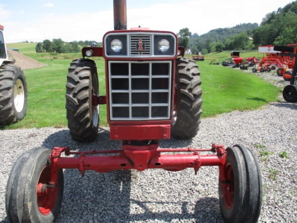 IH 666 2wd tractor - Image 5