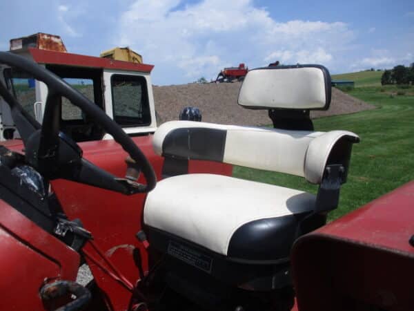 IH 666 2wd tractor - Image 4