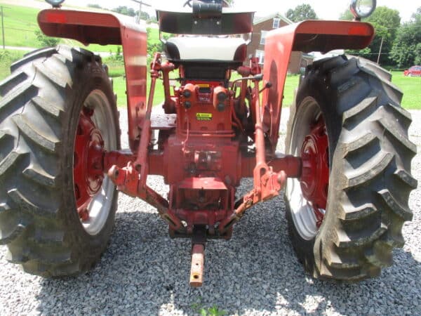 IH 666 2wd tractor - Image 2