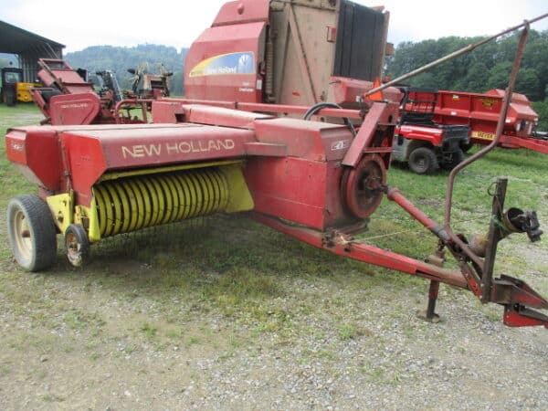 New Holland 275 square baler