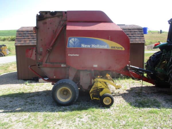 New Holland BR7070 round baler , silage cutters