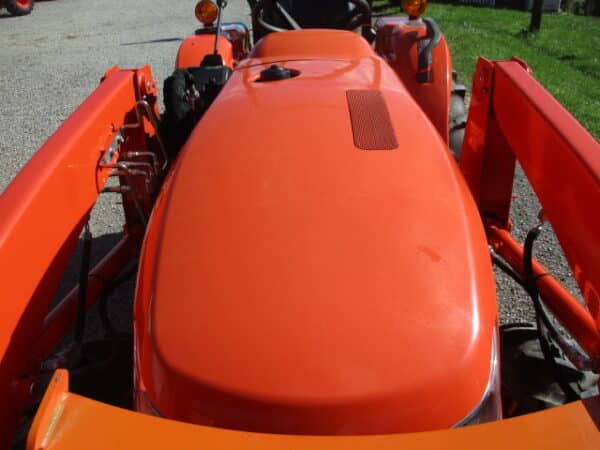 Kubota L3301  4wd Loader - Image 4