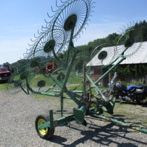 John Deere 702 10 wheel V rake
